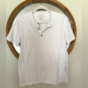Banana Republic Men’s Henley White Tee Small